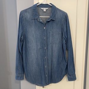 NWOT Old Navy chambray button down. Size L.